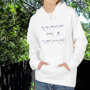Sudadera con capucha y cita francesa manuscrita
