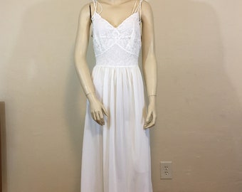 1950's Vintage Negligee White Nylon with Lace and// Pinup Old Hollywood Negligee // Ladies S/M Nightgown