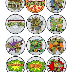Puede incluir: Una colección de archivos gráficos digitales con personajes de las Tortugas Ninja, pizza y burbujas de texto con las palabras Cowabunga y Dude. Los diseños son circulares con un borde de remaches metálicos, disponibles en formatos PNG, SVG, JPEG y PDF.
