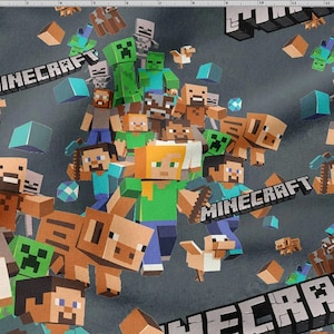 Può includere: Un tessuto con un motivo ripetuto di personaggi e loghi di Minecraft. Il design include figure pixelate di Steve, Alex, zombi, creeper e animali in varie pose, insieme al logo di Minecraft in un font a blocchi. La tavolozza dei colori è dominata da verdi, marroni, blu e arancioni.