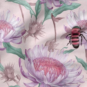 Könnte beinhalten: Ein sich wiederholendes Muster mit großen, detaillierten Blumen in Lavendel- und Rosatönen, mit grünen Blättern und Stielen. Das Design umfasst mehrere Bienen mit rosa und schwarz gestreiften Körpern, die dem floralen Arrangement einen Hauch von Natur verleihen.