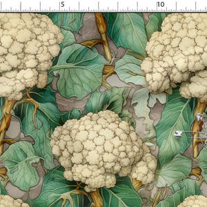 Puede incluir: Un diseño de tela con un patrón repetido de cabezas de coliflor, hojas verdes y tallos marrones. La coliflor es blanquecina y las hojas son de varios tonos de verde. El fondo es un gris verdoso apagado.