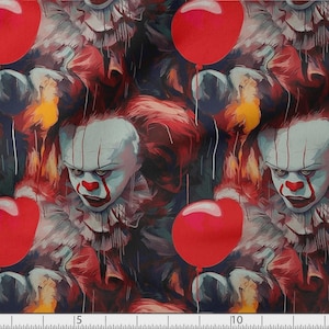 Può includere: Tessuto dipinto digitalmente con un motivo ripetuto di una faccia da clown con accenti rossi e un palloncino rosso. Il clown ha il trucco bianco, naso e bocca rossi e linee rosse sul viso. Lo sfondo è scuro con sfumature rosse e gialle.