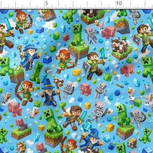 Puede incluir: Una tela azul claro con un patrón repetitivo de personajes de Minecraft que incluye arqueros, magos, creepers, esqueletos, cerdos y pollos, junto con bloques y gemas flotantes. Un imperdible de metal es visible en el lado derecho.