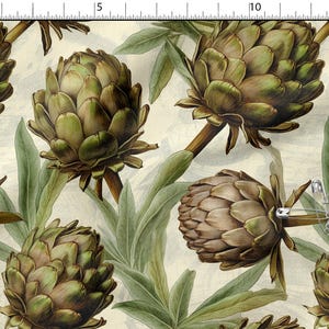 Könnte beinhalten: Eine botanische Illustration im Vintage-Stil mit Artischocken und Blättern in Grün- und Brauntönen auf cremefarbenem Hintergrund. Die Artischocken sind detailliert, und die Blätter sind lang und schlank. Das Design hat ein klassisches, botanisches Thema.