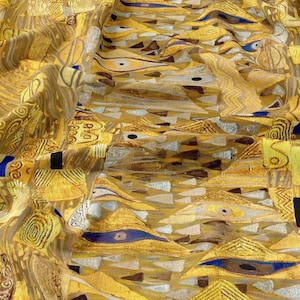 Peut inclure: Gros plan sur un tissu avec un motif répétitif dans les tons or, jaune et marron. Le motif présente des formes géométriques, des yeux stylisés et des lignes tourbillonnantes, rappelant une œuvre d'art célèbre. Le tissu a un aspect texturé.