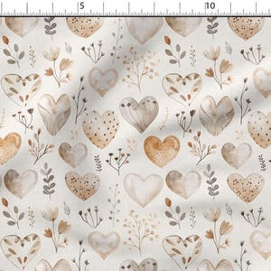 Könnte beinhalten: Stoff mit einem sich wiederholenden Muster aus Aquarellherzen in Braun-, Beige- und Weißtönen. Die Herzen variieren im Design, einige mit Punkten oder Streifen, und sind mit floralen und Blattelementen durchsetzt.