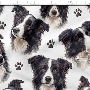 Könnte beinhalten: Ein weißer Stoff mit einem sich wiederholenden Muster aus schwarz-weißen Border Collie-Hundeporträts und schwarzen Pfotenabdrücken. Eine Sicherheitsnadel aus Metall ist an einer der Hundeillustrationen befestigt. Ein Lineal zeigt eine Skala von 38 cm.