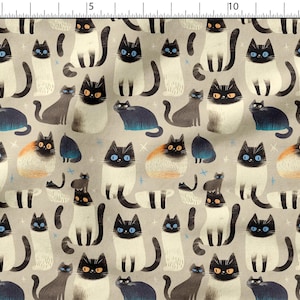Peut inclure: Motif répété d'illustrations de chats noirs, blancs, gris et orange sur fond gris clair. Les chats ont des yeux bleus ou orange et sont représentés dans différentes poses. Certains sont assis, debout ou enroulés.