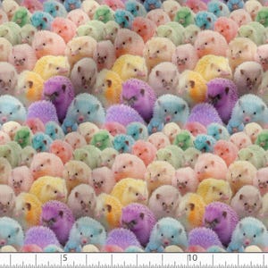 Könnte beinhalten: Ein Stoffmuster mit einem sich wiederholenden Design aus bunten Igeln. Die Igel sind in Pastelltönen von Rosa, Gelb, Lila, Blau und Grün gehalten. Das Bild ist eine Nahaufnahme, die die Details der Tiere zeigt.