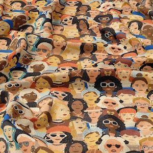 Könnte beinhalten: Stoff mit einem sich wiederholenden Muster aus stilisierten Gesichtern, jedes mit einzigartigen Merkmalen, Frisuren und Accessoires wie Sonnenbrillen und Hüten. Die Farbpalette umfasst Beige, Orange, Blau und Schwarz und schafft ein vielfältiges und künstlerisches Design.