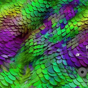 Pode incluir: Padrão abstrato com formas sobrepostas em forma de escamas em tons de verde, roxo e amarelo. O design inclui um grupo de alfinetes de segurança e uma pequena engrenagem cinza.