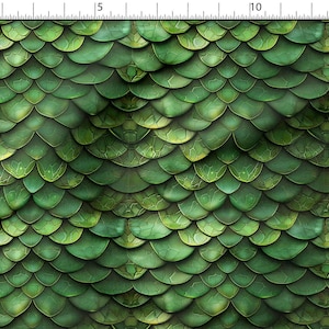 Può includere: Motivo digitale di scaglie verdi sovrapposte, che ricorda la pelle di rettile o le scaglie di drago. Le scaglie variano in tonalità dal verde chiaro allo scuro, creando un effetto strutturato e tridimensionale. Ideale per tessuto o carta da parati.