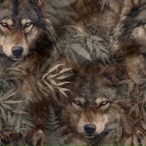 Puede incluir: Un diseño de tela con múltiples caras de lobos con miradas intensas. Los lobos tienen pelaje marrón y gris, con un fondo de follaje verde apagado. El efecto general es un patrón detallado con temática de la naturaleza.