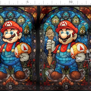 Może przedstawiać: Tkanina z ilustracją w stylu witrażu Mario, trzymającego pochodnię i grzyba. Projekt obejmuje czerwony kapelusz, niebieskie ogrodniczki i szczegółowe tło z wzorami kwiatowymi i geometrycznymi.