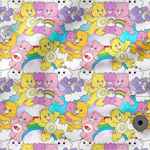 Puede incluir: Un patrón repetido con coloridos Care Bears sobre un fondo blanco. Los osos están en varias poses, con arcoíris, nubes y corazones. Los osos son amarillos, rosas, morados y naranjas.