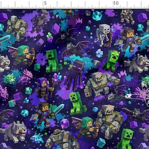 Peut inclure: Un tissu violet foncé avec un motif répétitif de personnages Minecraft, dont des Creepers, Endermen, squelettes et loups, parsemé d'éclaboussures de peinture bleue et violette, de cristaux et de trois épingles à nourrice argentées à droite.