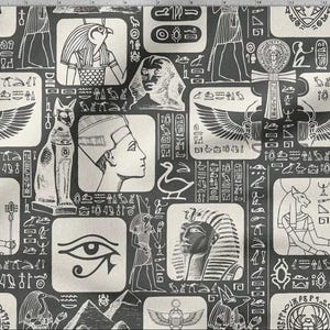 Könnte beinhalten: Ein Stoff mit einem sich wiederholenden Muster antiker ägyptischer Bilder. Das Design zeigt Hieroglyphen, Pharaonen, Götter und andere ikonische Symbole in Schwarz und Weiß. Das Gesamtthema ist historisch und kulturell.