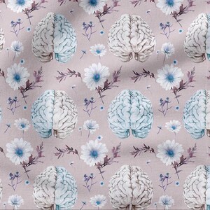 Pode incluir: Um padrão repetitivo com ilustrações em aquarela de cérebros humanos, margaridas brancas com centros azuis e galhos de folhagem roxa em um fundo rosa claro. O design tem uma estética suave e artística, adequada para tecido ou papel de parede.