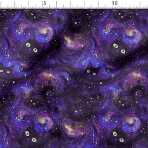 Peut inclure: Tissu avec un motif répété de visages de chats noirs aux yeux jaunes brillants sur un fond de galaxie tourbillonnante violet et bleu. Le motif comprend des étoiles et des nébuleuses blanches.
