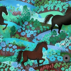 Könnte beinhalten: Ein Stoffdesign mit drei Pferden in einer Landschaft mit blauen Blumen und grünem Laub. Die Pferde sind braun und schwarz. Sicherheitsnadeln und ein Zahnrad sind ebenfalls sichtbar.