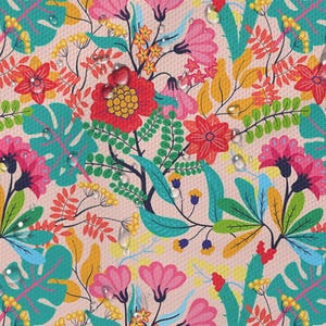 Op de afbeelding: Een levendig bloemenpatroon met roze, rode, turquoise, gele en oranje bloemen en bladeren. Het ontwerp bevat waterdruppels, wat wijst op een waterdichte stof. De achtergrond is lichtroze.