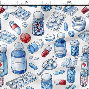 Könnte beinhalten: Aquarell-Illustration verschiedener medizinischer Artikel, darunter Pillen, Kapseln, Blisterpackungen und Medikamentenflaschen. Die Farbpalette ist überwiegend blau und weiß, mit roten Akzenten. Ein Stethoskop ist ebenfalls im Design enthalten.