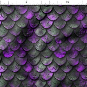 Könnte beinhalten: Ein digitales Stoffdesign mit sich überlappenden, schuppenartigen Formen in Lila, Grau und Schwarz. Die Schuppen haben ein rissiges, strukturiertes Aussehen, wodurch ein Fantasy- oder Reptilien-inspiriertes Muster entsteht. Geeignet für verschiedene Bastelprojekte.