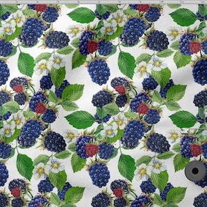 Könnte beinhalten: Weißer Stoff mit einem sich wiederholenden Muster aus Brombeeren, Himbeeren, grünen Blättern und weißen Blüten. Die Beeren sind dunkelblau und rot, mit grünen Blättern und kleinen weißen Blüten.