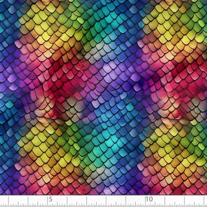Könnte beinhalten: Ein lebendiger Stoff mit einem sich wiederholenden Muster aus sich überlappenden Schuppen in einem Regenbogen von Farben. Das Design umfasst Farbtöne von Blau, Grün, Gelb, Rot und Lila und erzeugt einen strukturierten, schillernden Effekt. Die Schuppen sind schwarz umrandet.