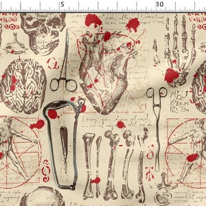 Peut inclure: Tissu à thème anatomique avec des illustrations du cœur humain, du cerveau, des os et d'une figure de l'Homme de Vitruve, avec des éclaboussures de sang rouge et une écriture manuscrite sur fond beige. Inclut des outils chirurgicaux.