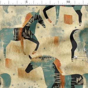 Puede incluir: Tela estampada con un patrón repetido de caballos estilizados en verde azulado, negro y naranja sobre un fondo beige. Los caballos tienen un aspecto texturizado y pintado. El diseño incluye rectángulos naranjas y alfileres de seguridad.
