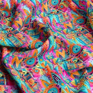 Puede incluir: Una tela vibrante con un diseño abstracto colorido. El patrón presenta una mezcla de formas geométricas, incluyendo triángulos, círculos y líneas, en tonos de rosa, naranja, turquesa y amarillo. La tela está doblada, creando sombras y profundidad.