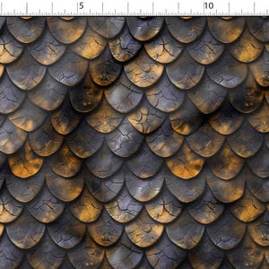 Pode incluir: Uma imagem de tecido com um padrão repetido de escamas texturizadas sobrepostas. As escamas são principalmente cinza escuro e pretas, com detalhes em dourado e laranja. O design tem uma aparência rachada e desgastada.