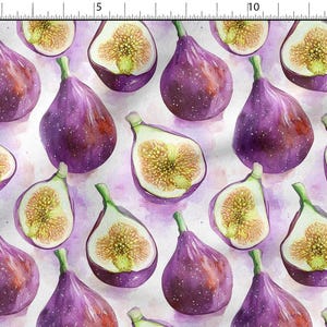 Può includere: Motivo ad acquerello con fichi interi e dimezzati. I fichi sono di un viola intenso con gambi verdi e un aspetto maculato. I fichi tagliati rivelano un interno giallo chiaro. Lo sfondo ha un morbido lavaggio ad acquerello rosa e bianco.