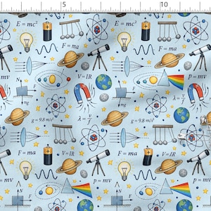 Peut inclure: Un tissu bleu clair avec un motif répétitif sur le thème des sciences, incluant des atomes, télescopes, planètes, ampoules, piles, aimants, prismes avec arcs-en-ciel et des équations physiques comme E=mc2, F=ma, V=IR, p=mv et g=9.8 m/s2.