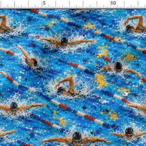 Könnte beinhalten: Ein Stoffdruck mit einem sich wiederholenden Muster von Schwimmern in einem blauen Pool mit weißen und gelben Farbspritzern. Das Design enthält rote, weiße und blaue Bahnenmarkierungen. Ein Metalllineal misst 38 cm an den Rändern.