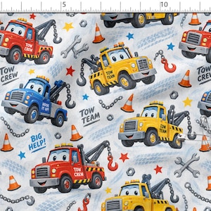 Könnte beinhalten: Ein weißer Stoff mit einem sich wiederholenden Muster aus Cartoon-Abschleppwagen in Rot, Gelb und Blau. Das Design enthält orangefarbene Verkehrskegel, graue Schraubenschlüssel, Metallketten und Sterne. Text umfasst "TOW CREW", "TOW TEAM" und "BIG HELP".