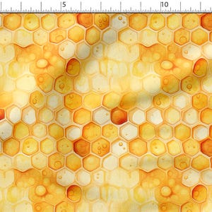 Könnte beinhalten: Stoff mit Wabenmuster im Aquarell-Effekt. Das Design zeigt ein sich wiederholendes Muster aus sechseckigen Zellen in Gelb-, Orange- und Weißtönen, wodurch ein strukturiertes und organisches Aussehen entsteht. Geeignet für Bastelprojekte.