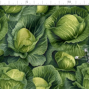 Pode incluir: Um padrão de tecido com um design repetido de couves verdes. As couves são retratadas com folhas detalhadas e uma aparência realista. Vários alfinetes de segurança prateados estão espalhados pela imagem.
