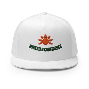 Puede incluir: Una gorra de camionero blanca con un icono de sol naranja bordado sobre el texto verde oscuro NIGERIAN CONFIDENCE. La gorra tiene un panel frontal estructurado, una visera plana y una parte trasera de malla, con un diseño sencillo.