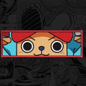 Puede incluir: Un parche rectangular bordado que presenta un personaje de dibujos animados estilizado con un sombrero rojo, grandes ojos circulares y una nariz azul. El diseño está delineado con un borde rojo llamativo, mostrando costuras detalladas en tonos naranja, azul y negro.