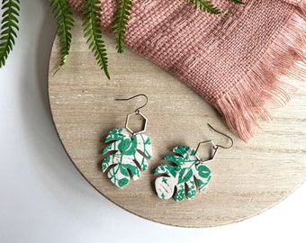 Green leather leaf earrings // leather teardrop earrings // monstera leaf earrings // tropical earrings // plant earrings // kelly green