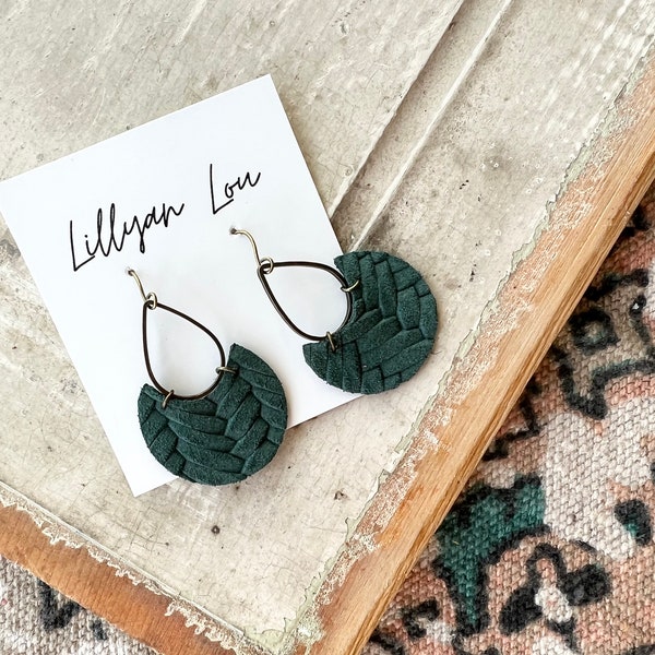 Green leather earrings // leather circle earrings // emerald green leather earrings // lightweight earrings // modern earrings // braided