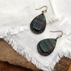 Green plaid earrings // leather teardrops earrings // plaid holiday earrings // lightweight earrings // statement earrings // plaid pattern