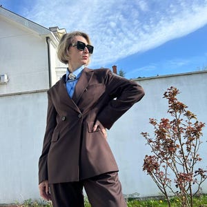 Elegant Double-Breasted Oversized Blazer – Timeless Brown Jacket with Chain Detail for Chic and Versatile Style