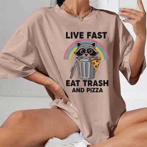 Live Fast Eat Trash Live Schnell Eat Trash Pizza Waschbär T-Shirt, lustiges Trash Panda Baumwoll-Shirt, mutiges Schrift-spielerisches Grafik-T-Shirt