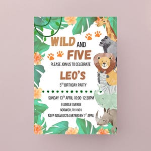Può includere: Un invito a una festa a tema giungla. Il testo recita "Wild and Five" con i dettagli della festa. L'invito presenta illustrazioni di una giraffa, un gorilla, un leone, una zebra, un rinoceronte e foglie verdi.