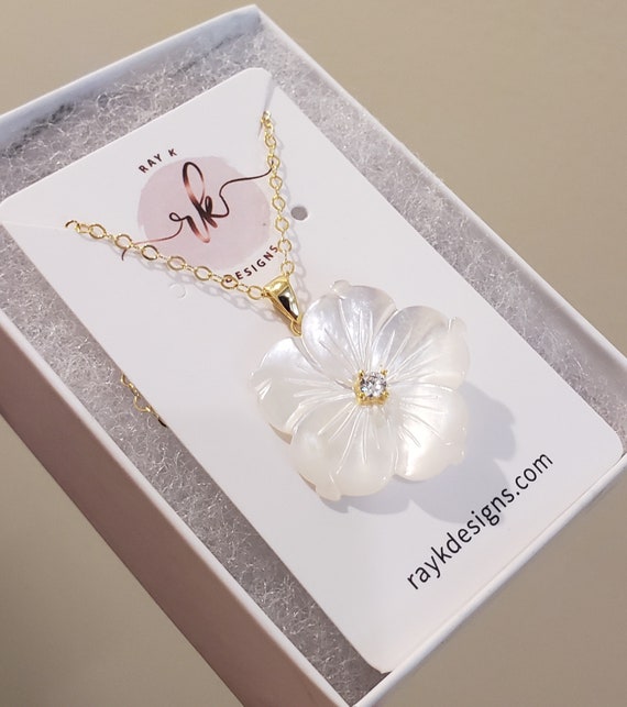 Mother of Pearl Flower Pendant Necklace