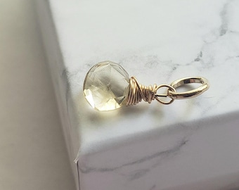 Piccolo ciondolo pendente in quarzo topazio limone, pietra preziosa, ciondolo pietra portafortuna, anello di congiunzione avvolto in filo, vera gemma giallo agrumato